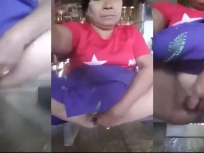 พอลุงไม่อยู่ ป้าแกก็ใช้เวลาว่างๆเขี่ยหีโชว์ให้หนุ่มๆดู